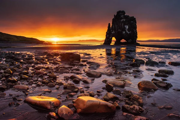 Hvitserkur アイスランドの北部海岸の海の壮大な岩です 伝説は 石化したトロールだと言います この写真上 Hvitserkur を反映している 海の水で深夜日没後 — ストック写真