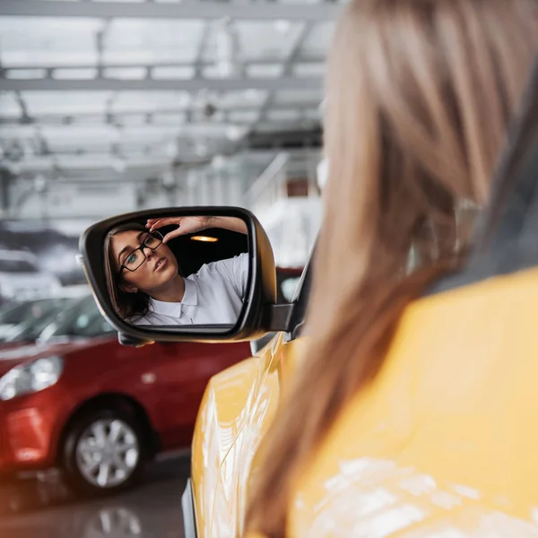 Mujer Joven Nuevo Coche Sonriendo — Foto de Stock