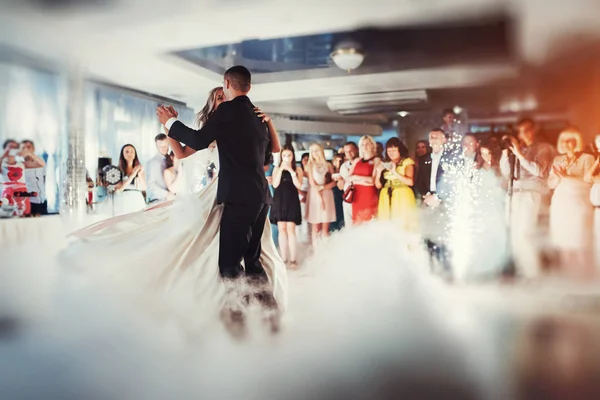 Noiva Feliz Noivo Sua Primeira Dança Casamento Elegante Restaurante Com — Fotografia de Stock