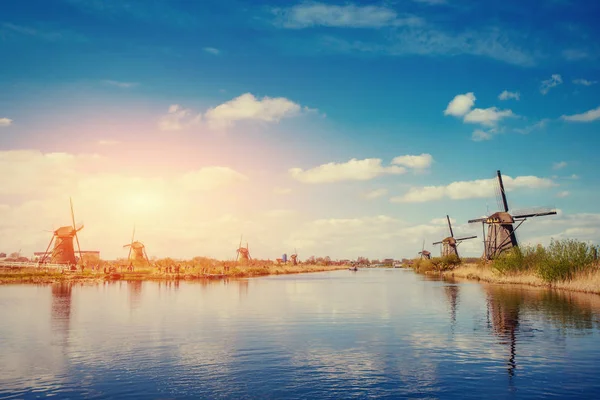 Tradycyjne Holenderskie Wiatraki Kanału Rotterdam Holandia — Zdjęcie stockowe