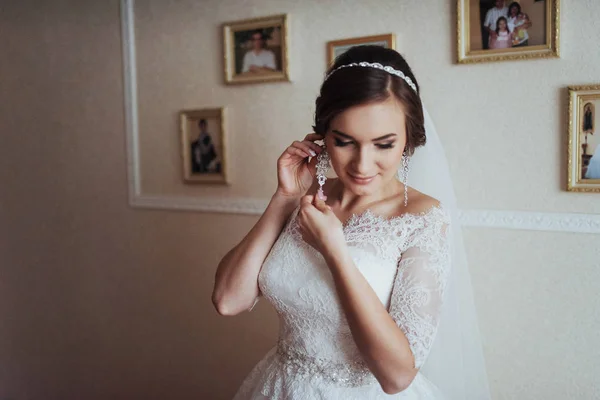 Giorno Del Matrimonio Bella Sposa Cercando Orecchini — Foto Stock