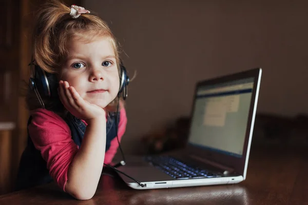 Little Girl Headphones Listening Music Using Laptop — Stock Photo, Image