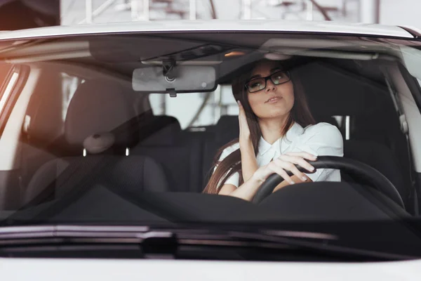 Atractiva Joven Mujer Caucásica Mirando Cámara Desde Asiento Delantero Del — Foto de Stock