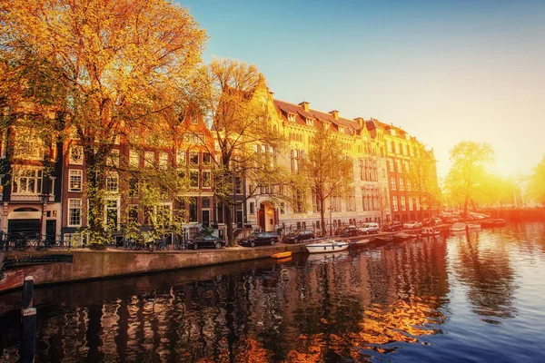 建物を照らす 水に映って幻想的な夕日 アムステルダムはオランダで最も人口の多い都市 首都です — ストック写真