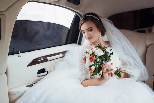 Portret Van Een Mooie Jonge Bruid Auto — Stockfoto