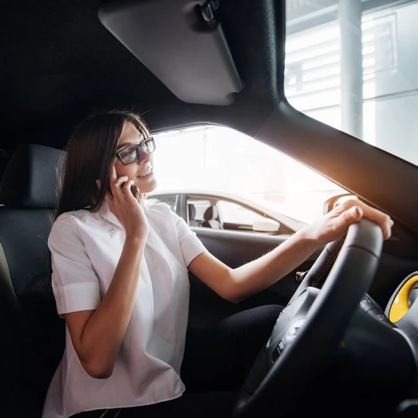 Mujer Negocios Hablando Por Teléfono Coche — Foto de Stock