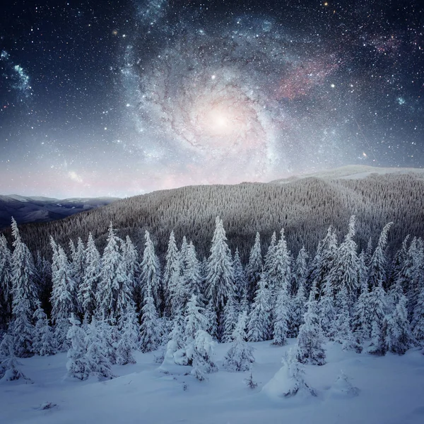 Fantastyczne Gwiaździste Niebo Piękny Zimowy Krajobraz Ośnieżone Szczyty Malownicze Góry — Zdjęcie stockowe