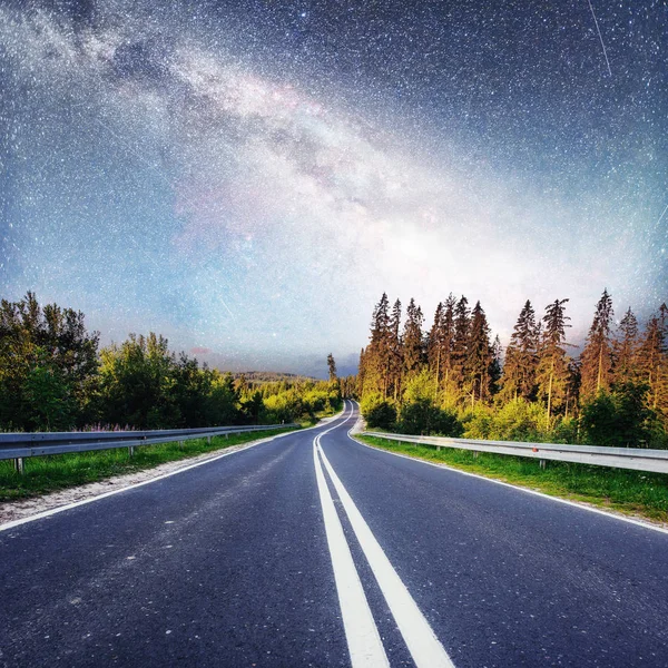 Fantástico Cielo Estrellado Majestuosas Montañas Niebla Una Mañana Espectacular Hermosa — Foto de Stock