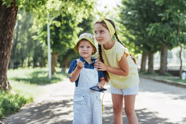 Portrait Little Girl Her Brother Children Playing Outdoors Sunny Summer — Stock Photo, Image