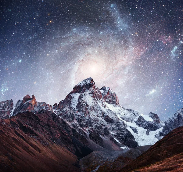 梦幻般的星空 白雪皑皑的山峰 主要的高加索脊 美国宇航局的好意 山视图从山 Ushba 佐治亚 — 图库照片