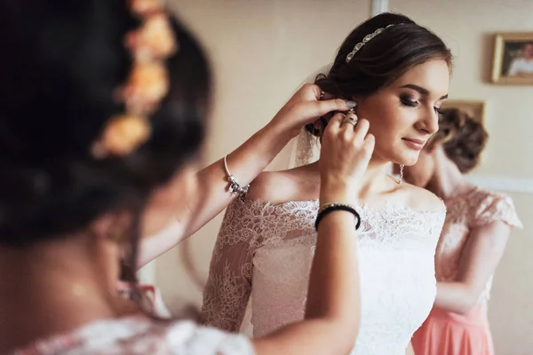 Giorno Del Matrimonio Bella Sposa Cercando Orecchini — Foto Stock