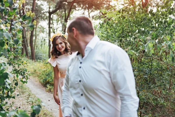 森の中で散歩に美しい幸せなカップル — ストック写真