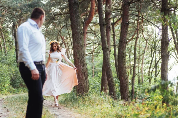 Pareja Feliz Bosque Pinos Mundo Belleza — Foto de Stock