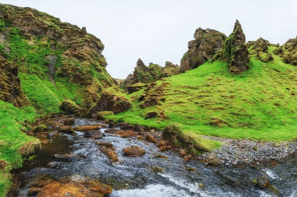 Πανέμορφο Τοπίο Των Βουνών Και Ποταμών Στην Ισλανδία — Φωτογραφία Αρχείου