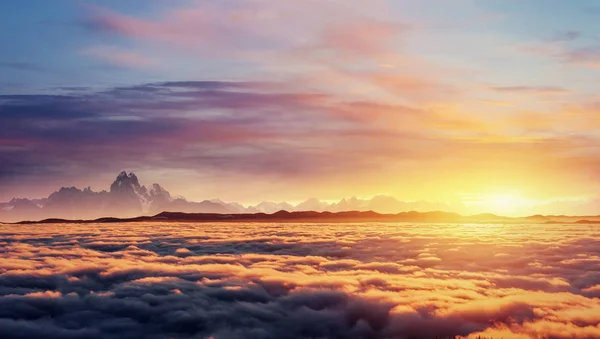 Cumulus Fantástica Niebla Cielo Mañana Cárpatos Ucrania Europa — Foto de Stock