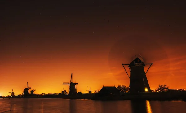 Фантастичний Помаранчевого Заходу Сонця Традиційні Голландська Вітряні Млини Каналу Роттердамі — стокове фото