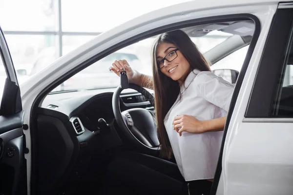 Mladá Šťastná Žena Poblíž Auto Klíče Ruce Koncept Nákupu Vozu — Stock fotografie