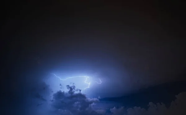 Yıldırım Çarpması Bulutlu Karanlık Gökyüzü Üzerinde Fantastik Yaz Gece Çekimi — Stok fotoğraf