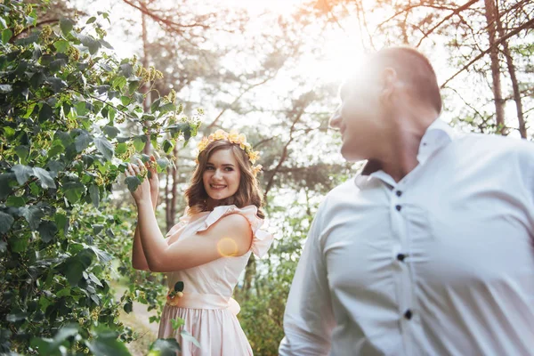 Mooie Gelukkige Paar Een Wandeling Het Bos — Stockfoto