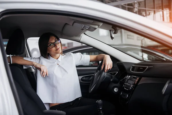 Retrato Una Joven Mujer Hermosa Sentada Coche — Foto de Stock