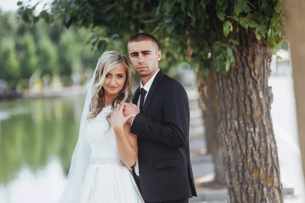 Feliz Pareja Joven Posa Para Los Fotógrafos Día Más Feliz — Foto de Stock