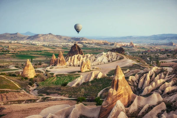 Globo Aire Caliente Volando Sobre Paisaje Rocoso Capadocia Turquía Capadocia — Foto de Stock