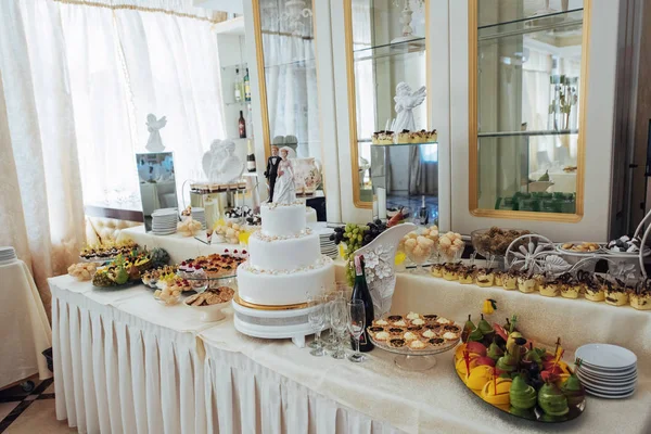 ビュッフェ テーブルの結婚式料理 — ストック写真