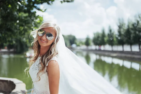 Portret Van Een Gelukkige Bruid Poseren Met Sluier — Stockfoto