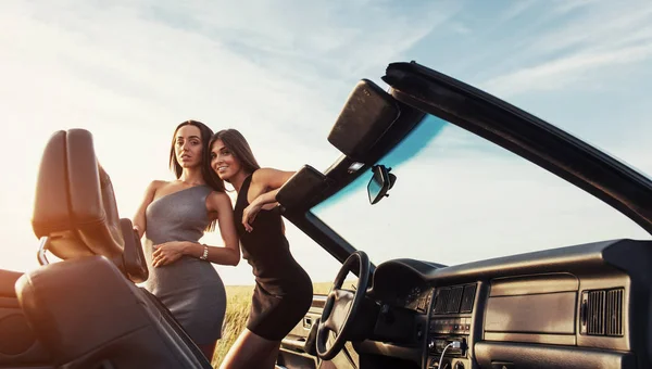 Красиві Дві Жінки Сидять Кабріолеті Насолоджуючись Подорожжю Розкішному Сучасному Автомобілі — стокове фото