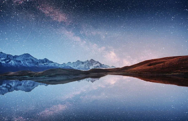 Fantastik Yıldızlı Gökyüzü Samanyolu Dağ Gölü Üzerinde Bir Kolaj Sanatsal — Stok fotoğraf