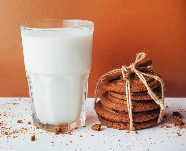 Bicchiere Trasparente Latte Biscotti Sfondo Bianco — Foto Stock