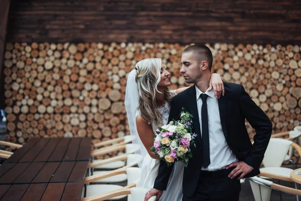 Glada Unga Par Poser För Fotografer Hennes Lyckligaste Dag Bröllopsdag — Stockfoto