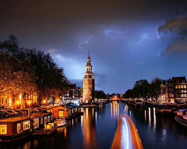 Fantasztikus Kollázs Gyönyörű Villám Este Amszterdamban Kiemelés Épületek Hajók Közelében — Stock Fotó