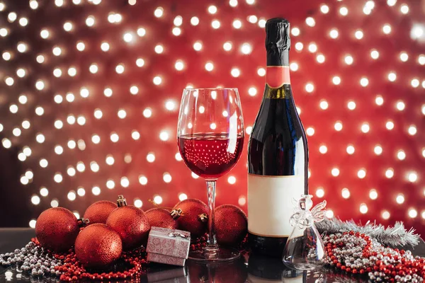 Natal Ano Novo Decorações Festivas Garrafa Vinho Tinto Vidro Nas — Fotografia de Stock