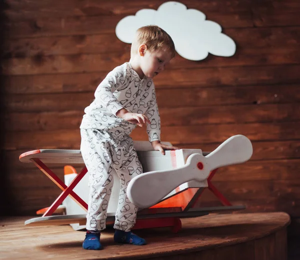 Niño Feliz Jugando Con Aviones Madera Contra Infancia Fantasía Imaginación —  Fotos de Stock