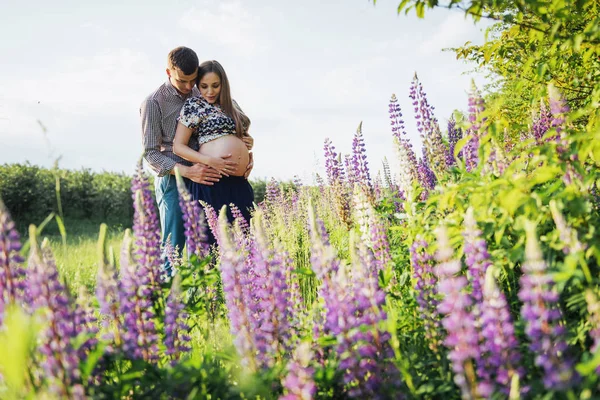 Feliz Hermosa Chica Embarazada Marido Aire Libre Sobre Fondo Flores —  Fotos de Stock