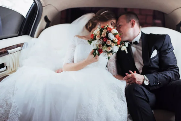 Young Couple Car Wedding Day — Stock Photo, Image