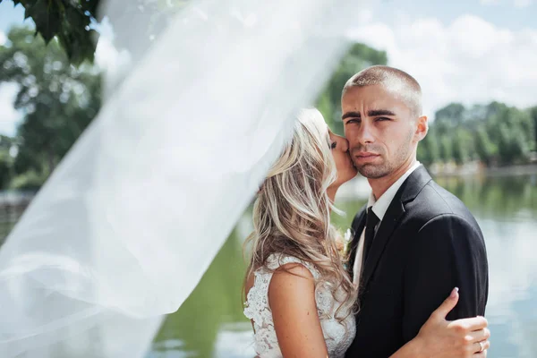 Casal Jovem Feliz Posa Para Fotógrafos Seu Dia Mais Feliz — Fotografia de Stock
