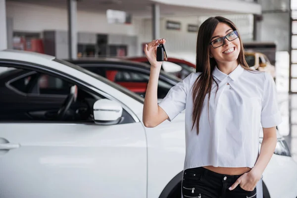 Mutlu Genç Kadının Yanına Arabayla Konsept Araba Satın Alma Tuşları — Stok fotoğraf