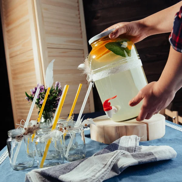 配有小瓶子和自制柠檬水的派对饮料站 — 图库照片