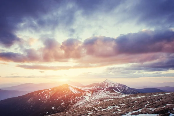 Farbenfroher Frühlingssonnenuntergang Über Den Bergketten Den Karpaten Des Nationalparks Ukraine — Stockfoto