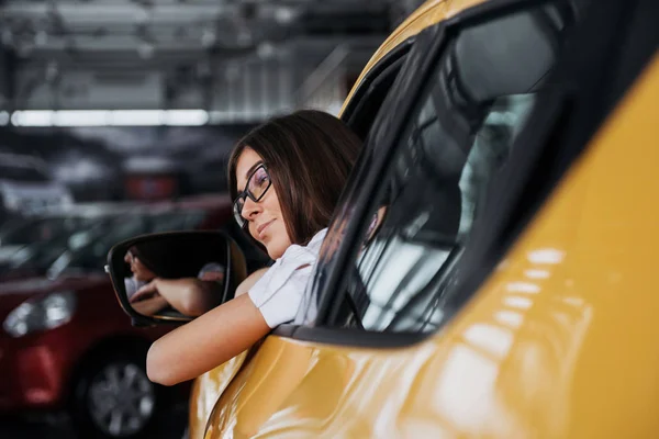 Jovem Mulher Seu Novo Carro Sorrindo — Fotografia de Stock