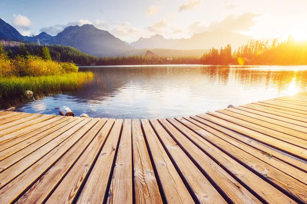 Parkta yüksek Tatras bir göl üzerinde gündoğumu. Shtrbske Pleso, Slovakya, Europe