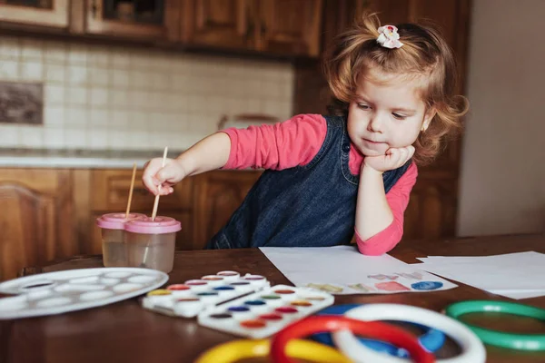 Carina Bambina Disegna Cerchio Vernici Colorate — Foto Stock