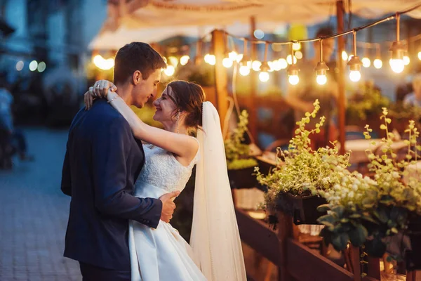 Hochzeitspaar Der Nacht Café Zusammen Mit Dekorationslichtern — Stockfoto