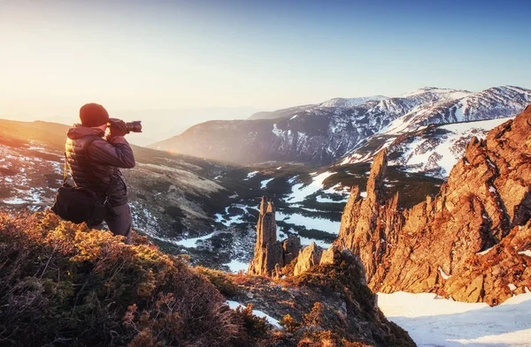 Touristen Betrachten Die Landschaft Schöner Sonnenuntergang Frühlingslandschaft Karpaten Ukraine Europa — Stockfoto