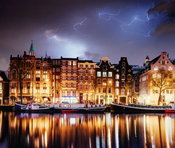 Fantastická Koláž Krásná Blesk Noc Amsterdamu Zvýraznění Budov Lodí Blízkosti — Stock fotografie