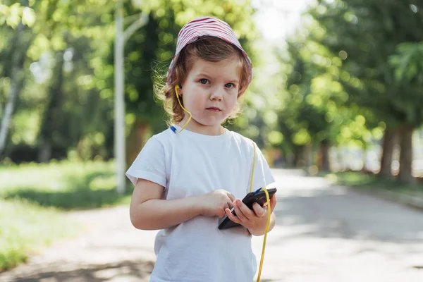 Cute Girl Listening Music Headphones Outdoors — Stock Photo, Image