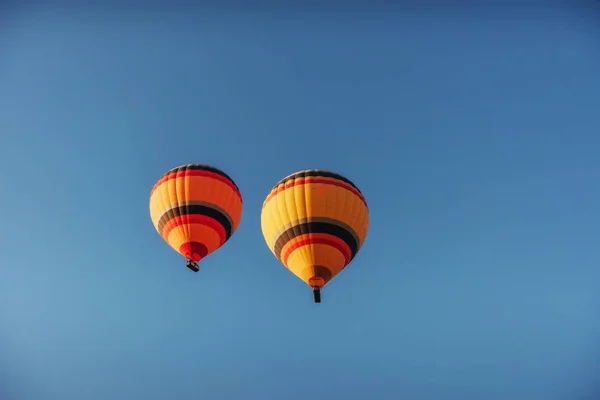 Grupa Kolorowe Balony Przeciw Błękitne Niebo — Zdjęcie stockowe