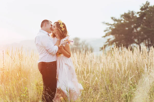 Mujer Feliz Con Marido Temporada Otoño Hierba Alta Atardecer — Foto de Stock